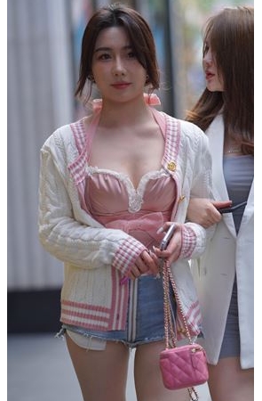 和闺蜜逛街的美女(182P)