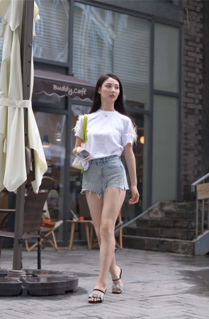 一始街拍作品 蓝色牛仔热裤美女