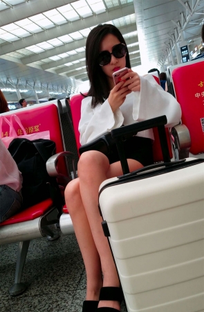 火车站跟拍黑色牛仔热裤极品白腿长发墨镜美女