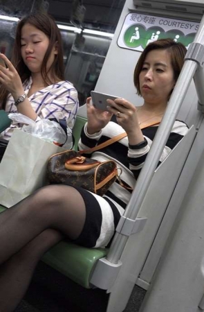 4k视频，美女的黑丝袜破了谁能给新买一双