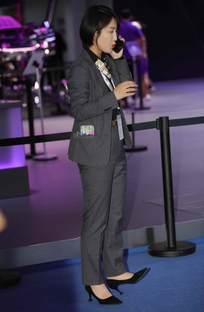 【街拍心灵】气质奔驰销售顾问短街拍肉丝高跟制服长裤