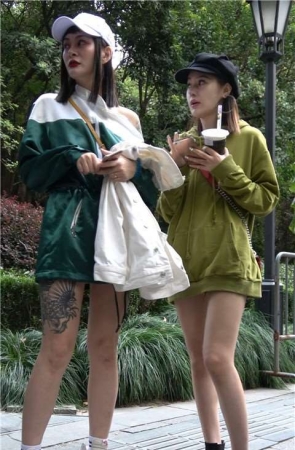 4K – 时尚性感美腿姐妹 [0.99 GB/MP4]