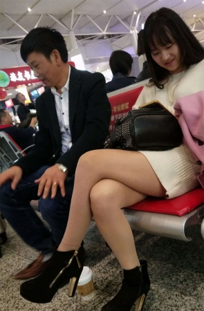 车站白色毛衣连衣裙肉色丝袜高跟鞋可爱清纯美女