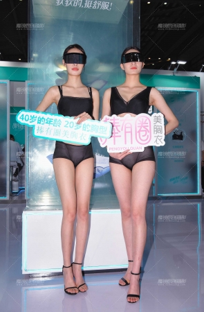 2019深圳内衣展2个长腿模特