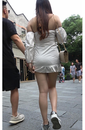 漂亮的白嫩丰满美腿小姐姐