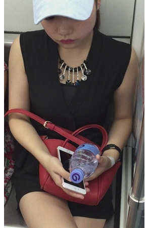 戴着鸭舌帽的美腿少妇[166M/MP4]