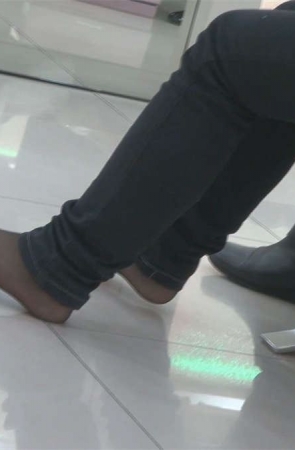 再来一组给力的超薄黑丝穿脱