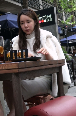 两位性感美女吃下午茶玩自拍