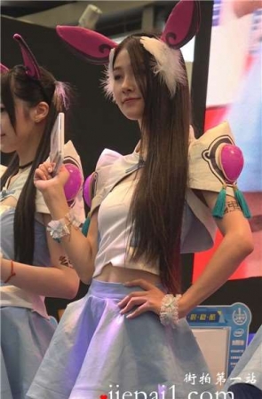 舞台上天生丽质的美腿小清新少女。