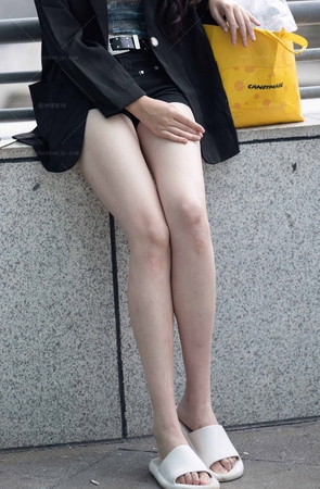 LB372-51P成都车展-选美冠军超模安幼清的白皙美腿