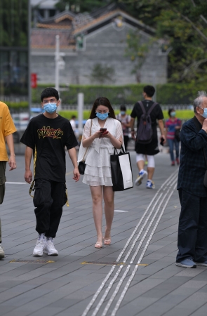 白色层叠裙美女