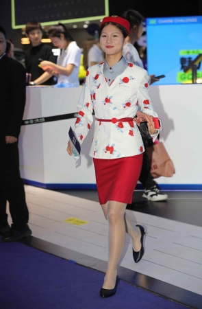 【街拍心灵】车展偶遇空乘灰丝街拍高跟哪家航司的