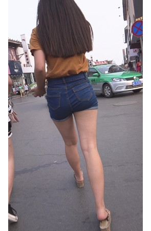 牛仔热裤圆润美女