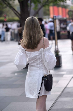 街拍白色抹胸裙靓丽美女