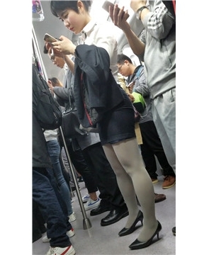 4K – 极品丰腴身材紧身包臀裙街拍灰色丝袜白衬衫美女