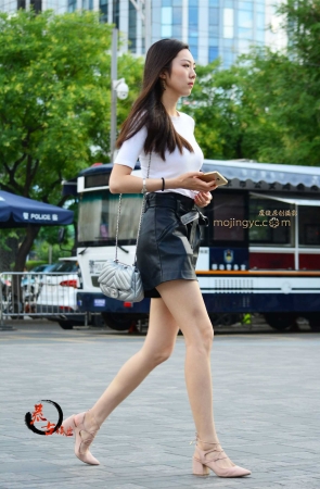 16.8.22 皮裙长腿