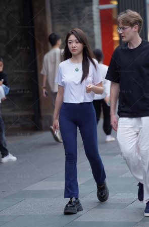 街拍别人家的紧身女友~