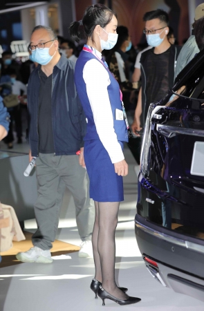 【街拍心灵】汽车销shou街拍黑丝制服高跟