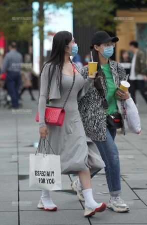 西服高跟鞋美女