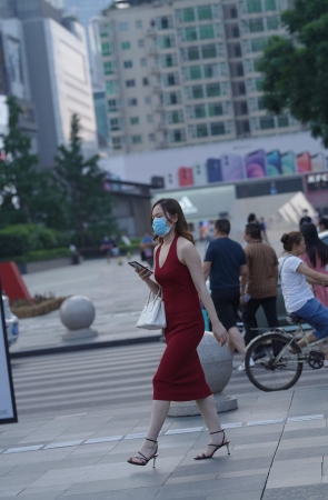 红色性感包臀长裙美女