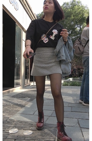 玩手机的黑丝妹纸[1.38G/MP4]