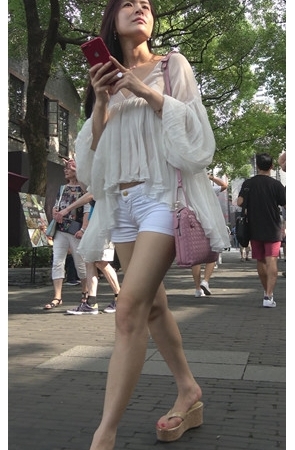 透视装热裤裸腿美女[2.26G/MP4]