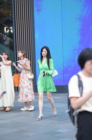 韵味美腿凉拖美女