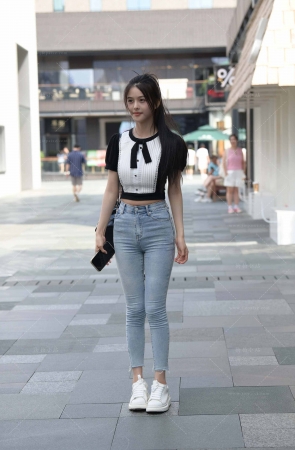 搭讪街拍清新可人兰牛小仙女