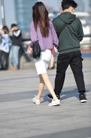 这街拍丝腿好瘦啊