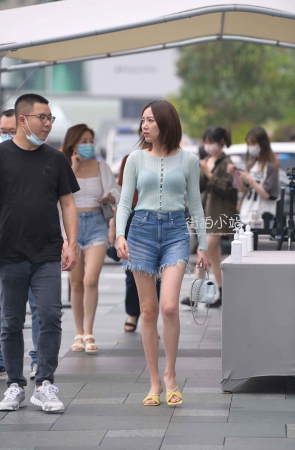 黄色凉鞋热裤美眉