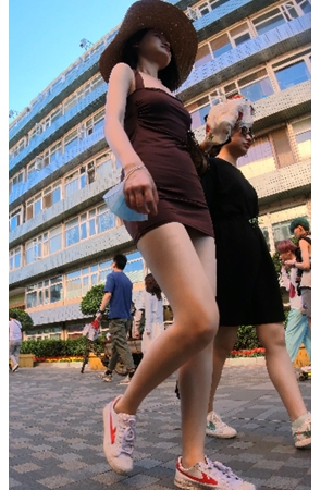 戴着遮阳帽的美女