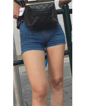 超长街拍性感牛仔短裤美女姐妹等公交车 [3.43 GB]