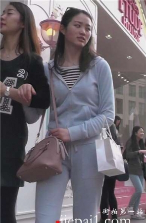 街拍甜美知性好身材运动装美女姐姐 [974 MB]