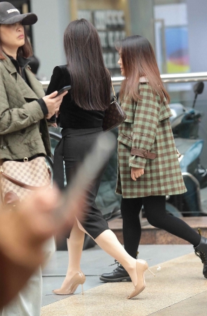 肉丝高跟街拍少妇