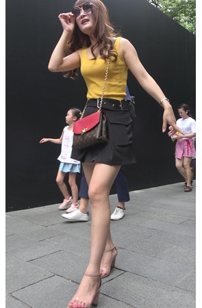 黄衣黑裙小美女