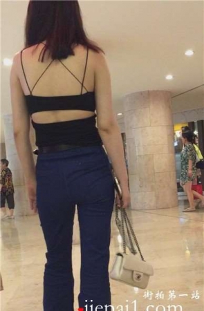 颜值超高的露背装女神，牛仔喇叭裤少见。[750 MB]