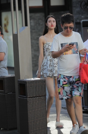 高挑的姐姐，背影像极了前女友