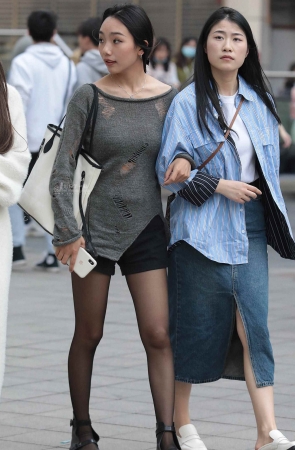 街拍黑丝妹子