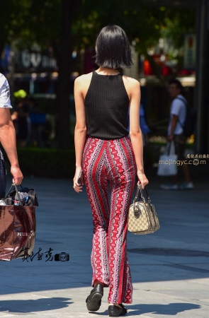 身材苗条的长腿女郎