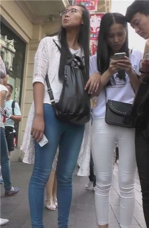 紧绷宽臀甜美MM，手机里面什么内容这么吃惊 [444 MB]