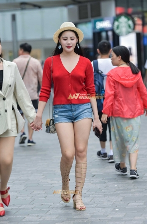 甜美时尚热裤罗马靴美女