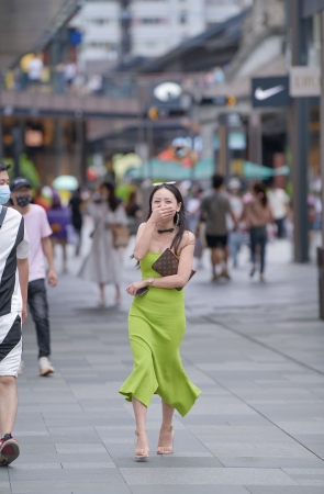 绿色一字抹胸长裙美女