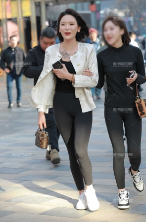 黑色瑜伽裤美女