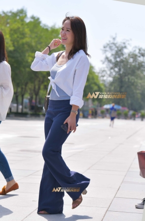 性感喇叭裤少妇