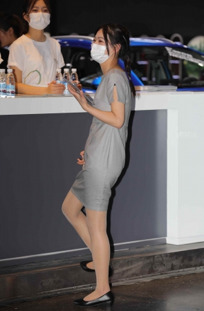 车展品牌大使肉 丝 高 跟在工作