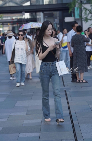 抓拍喇叭牛仔长裤妹纸