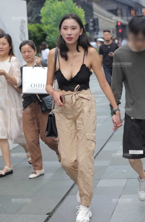 天气太热 性感吊带