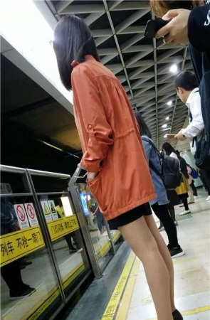 4K-等地铁的橙色外套短裙街拍肉丝美腿女孩
