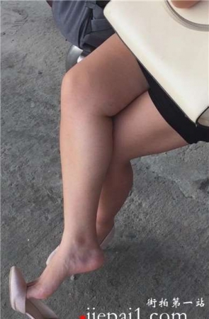 性感长腿高跟鞋少妇，一只大拇指挂着高跟鞋就这么晃。