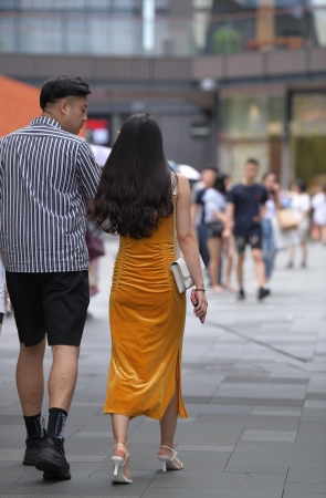 法兰绒吊带裙美女